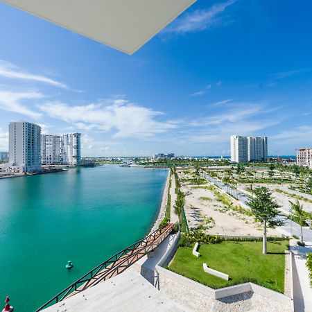 Renaissance Cancun Resort & Marina Exterior photo View of the Marina