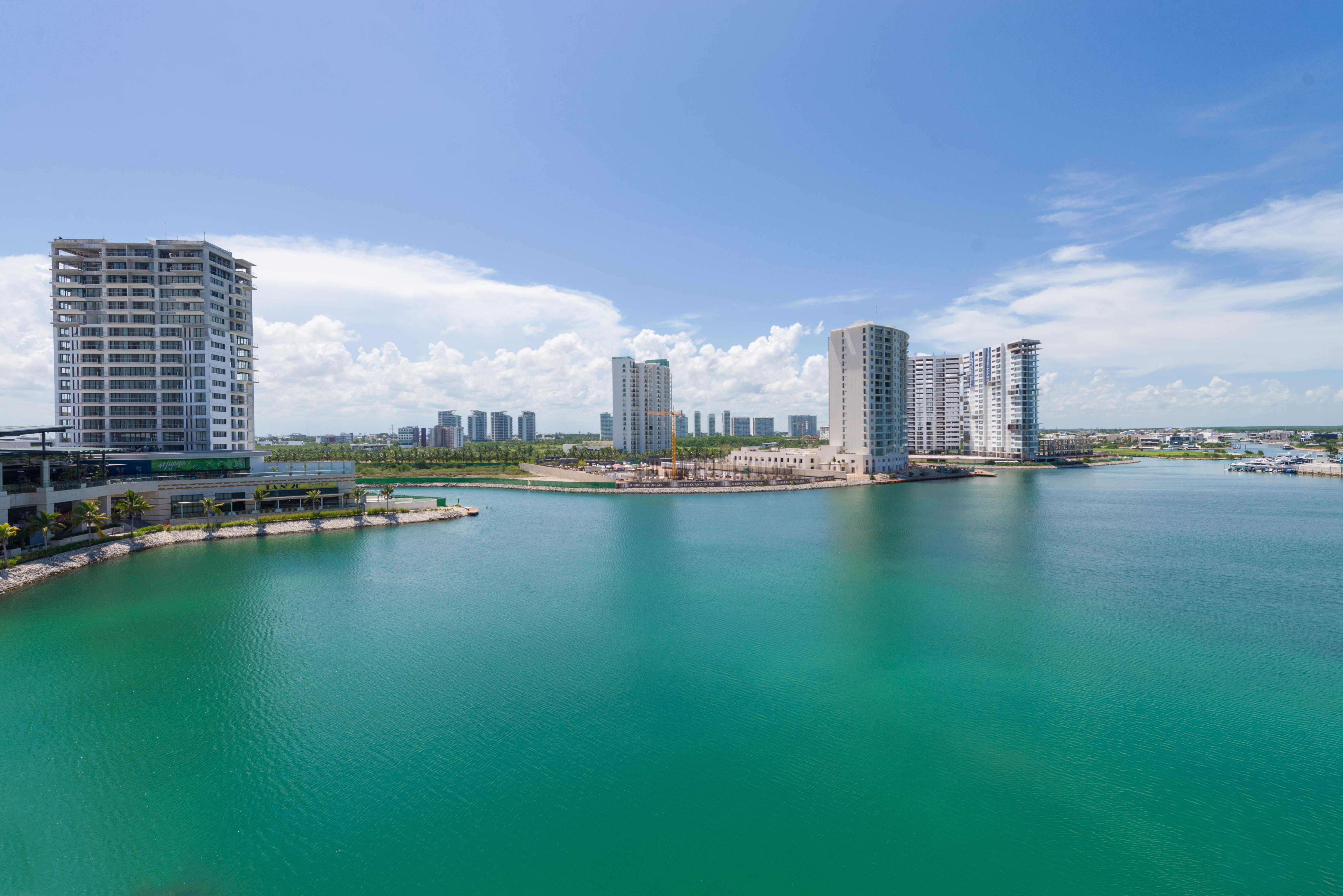 Renaissance Cancun Resort & Marina Exterior photo View of the city