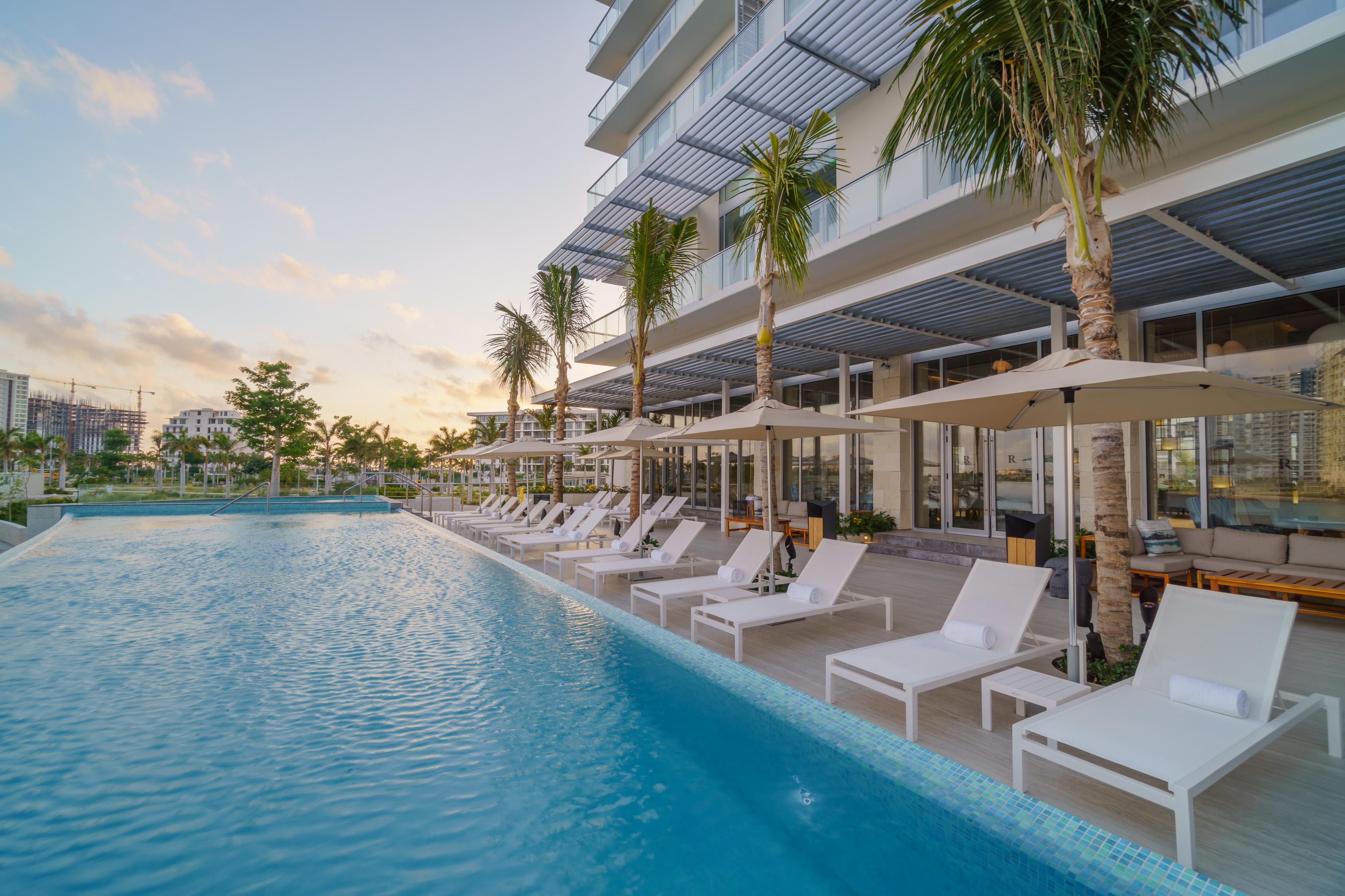 Renaissance Cancun Resort & Marina Exterior photo The swimming pool at the hotel
