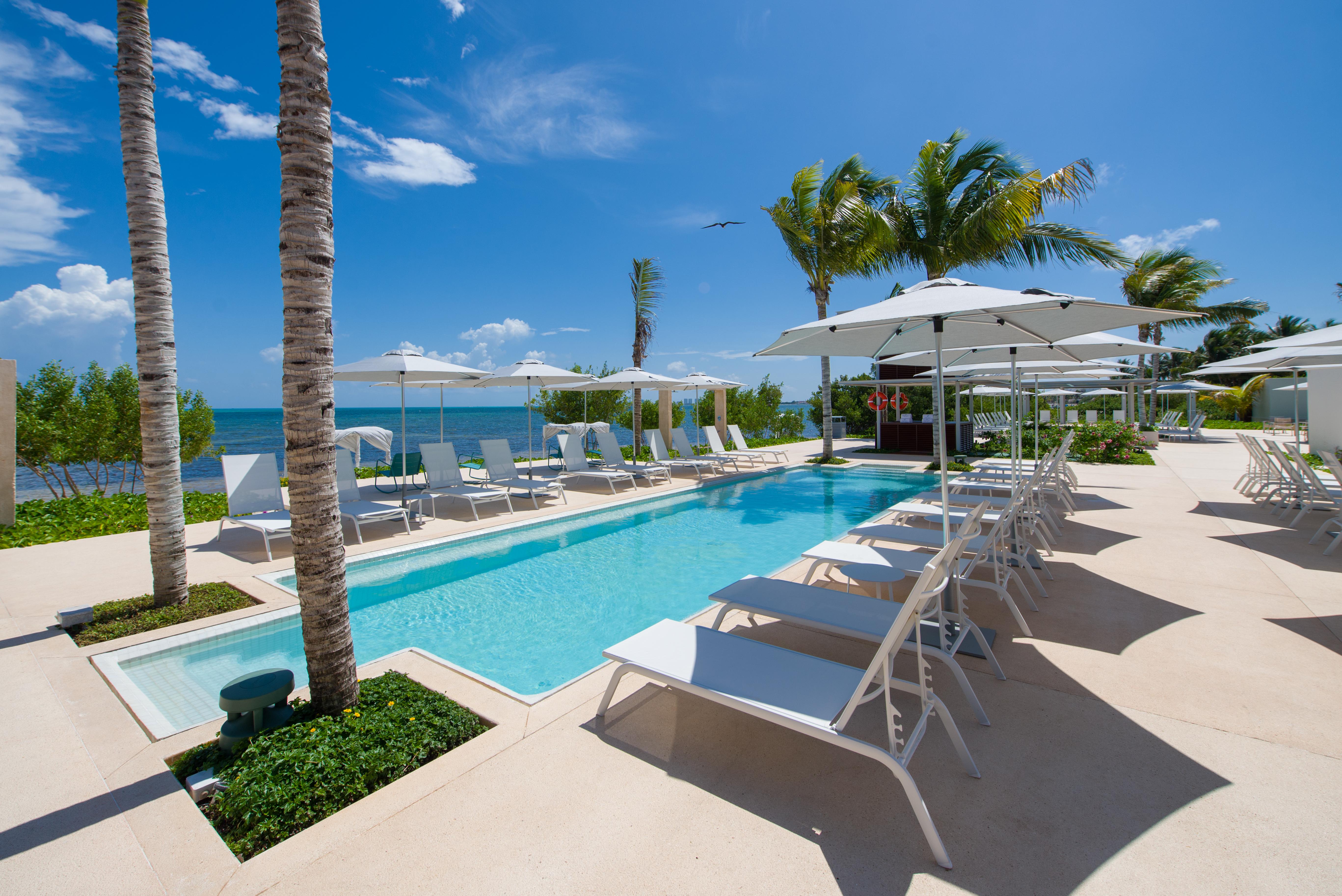 Renaissance Cancun Resort & Marina Exterior photo The Beach Club at The Shore Club