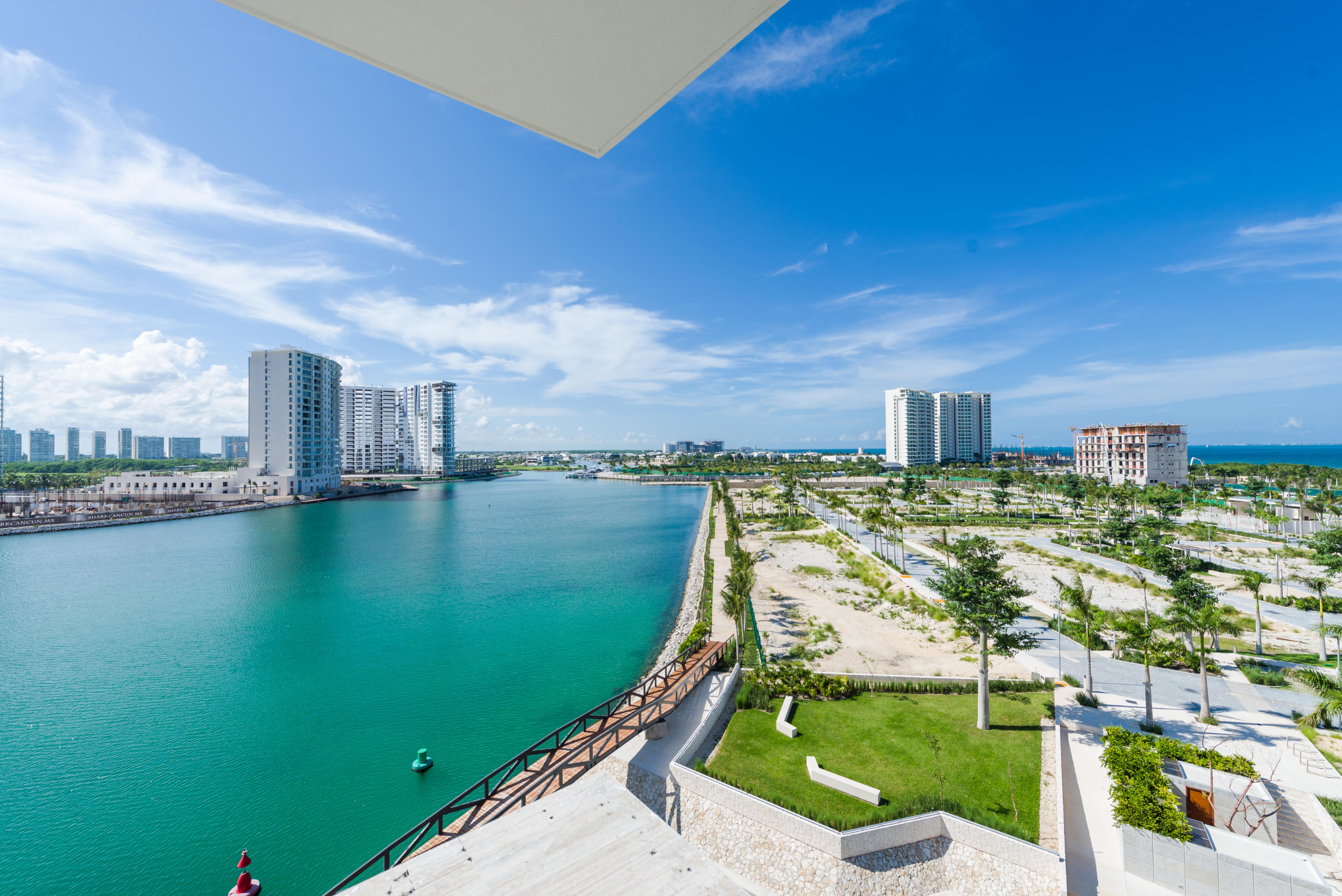 Renaissance Cancun Resort & Marina Exterior photo View of the Marina